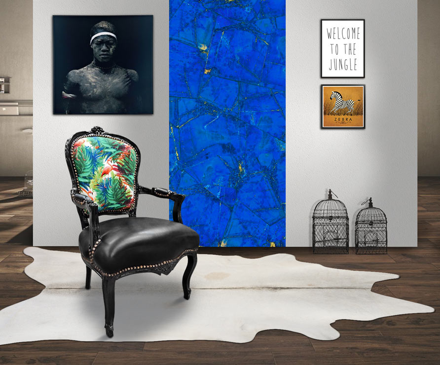 papier peint lapiz lazuli avec fauteuil baroque de style louis xv édition limitée flamand rose et bois noir Royal Art Palace